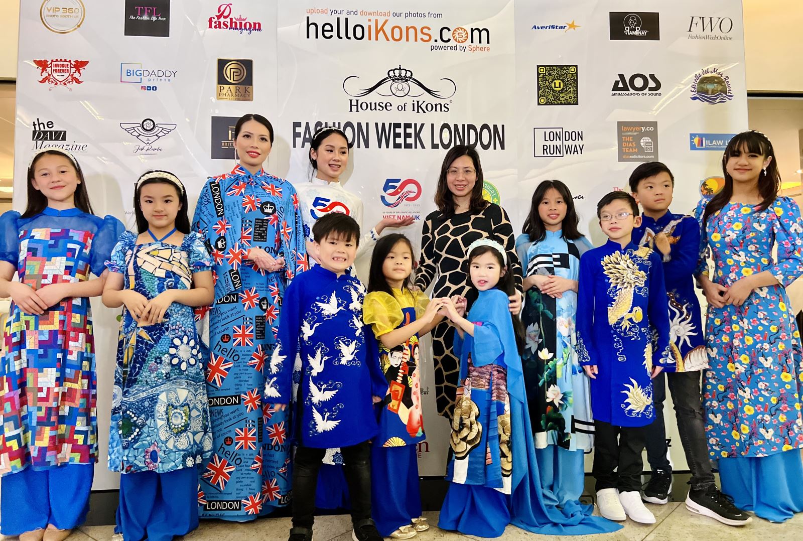 Tham t&aacute;n c&ocirc;ng sứ, Ph&oacute; đại sứ Việt Nam tại Anh T&ocirc; Minh Thu chụp ảnh kỷ niệm c&ugrave;ng nh&agrave; thiết kế Anna Ho&agrave;ng v&agrave; c&aacute;c mẫu nh&iacute; tr&igrave;nh diễn &aacute;o d&agrave;i Sắc m&agrave;u Việt Nam. Ảnh